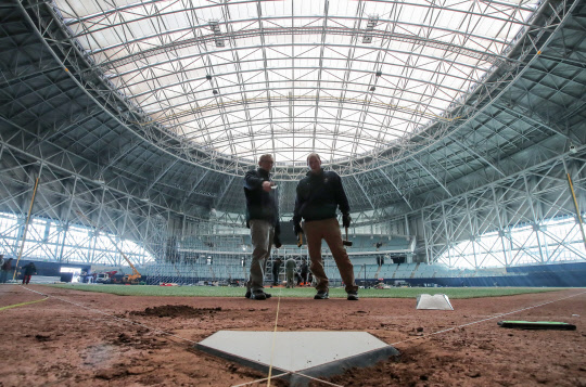 내달 월드베이스볼클래식(WBC) 개막을 앞두고 대회 관계자들이 서울 고척 경기장에서 마운드 개선, 내야 평탄화, 불펜 보수 작업 등을 하고 있다. <연합뉴스>